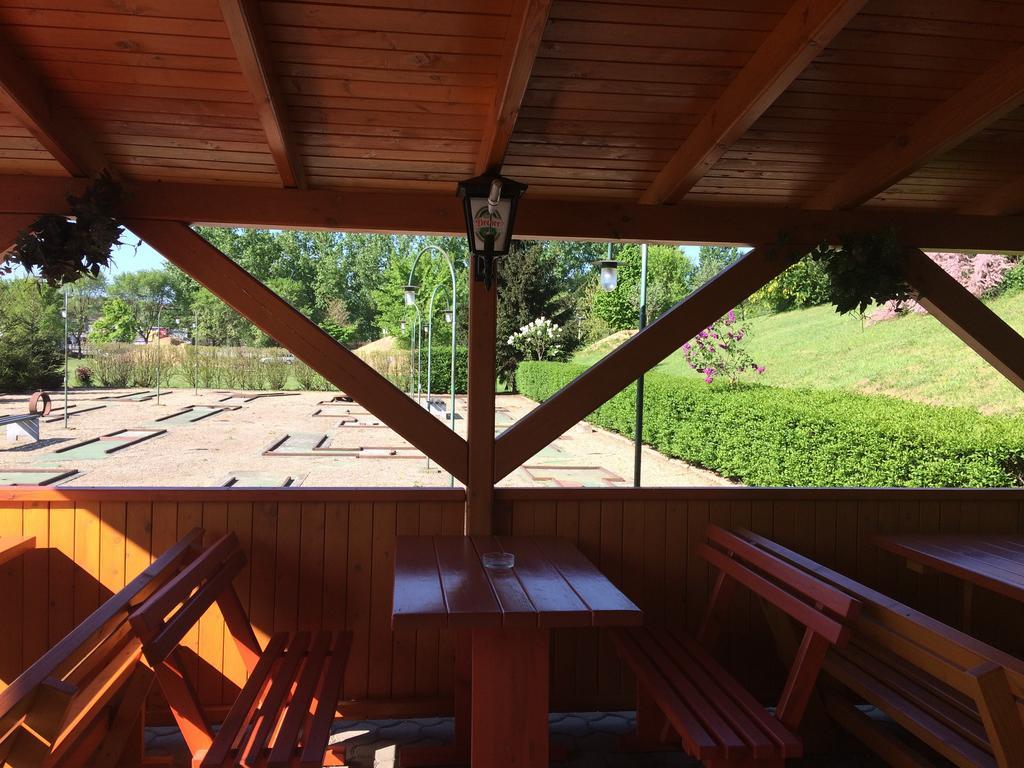 Golf Etterem Es Panzio Hotel Kaposvar Exterior photo