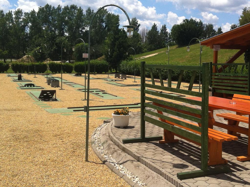 Golf Etterem Es Panzio Hotel Kaposvar Exterior photo