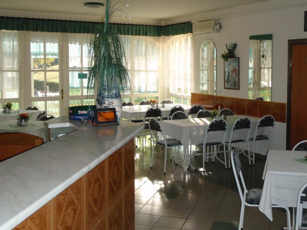 Golf Etterem Es Panzio Hotel Kaposvar Exterior photo